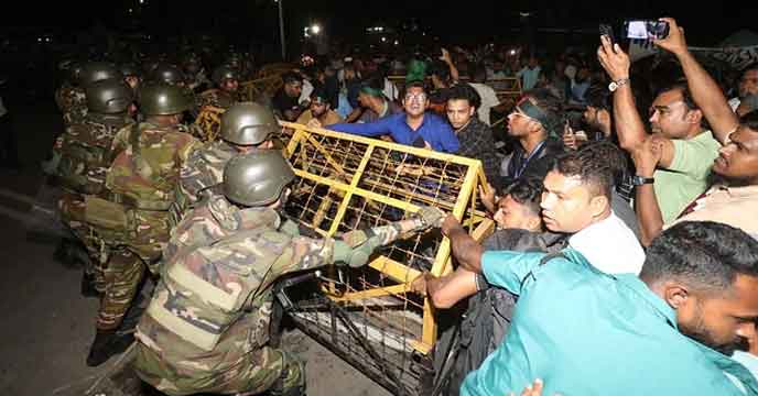 রাষ্ট্রপতির পদত্যাগের দাবীতে বঙ্গভবনে আন্দোলনকারীরা