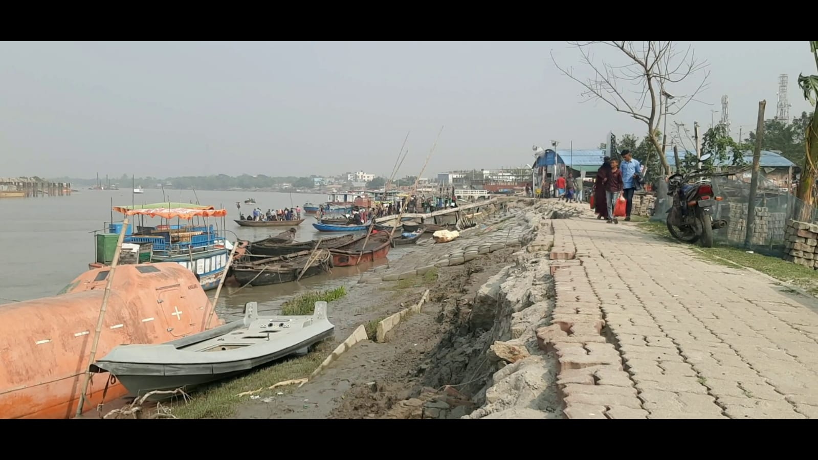 মোংলায় ঝুঁকিপূর্ণ খেয়া ঘাট