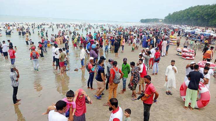 কক্সবাজারে লাখো পর্যটক