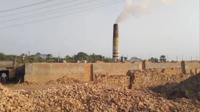 কুষ্টিয়ায় কৃষি জমিতে ইটভাটা