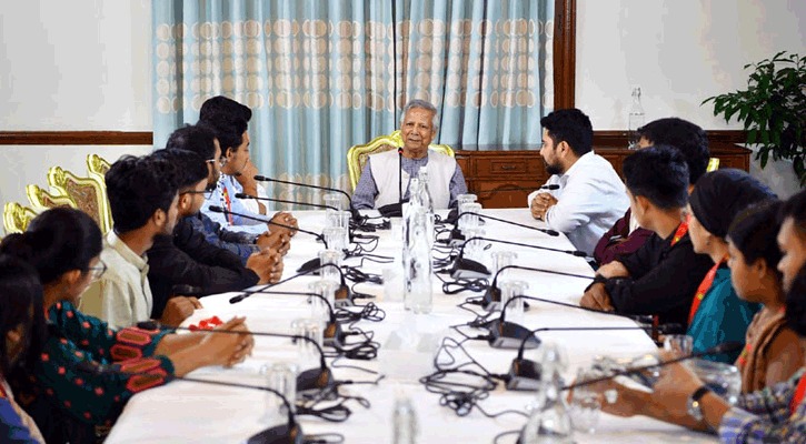 শিক্ষার্থীদের সঙ্গে প্রধান উপদেষ্টা