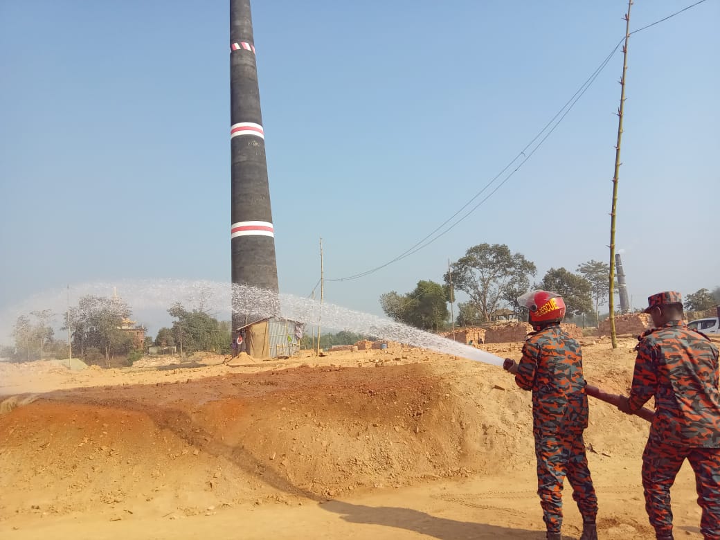 অবৈধ ইটভাটায় ফায়ার সার্ভিস আগুন নিভিয়ে দিয়েছে