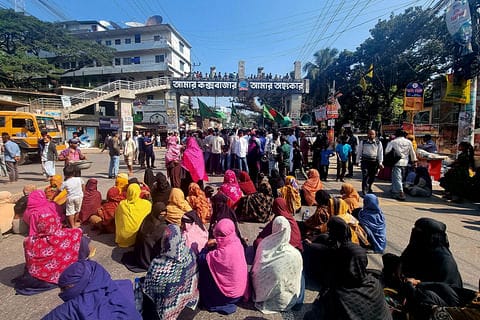 উচ্ছেদ আতঙ্কে হাজারো মানুষের সড়ক অবরোধ