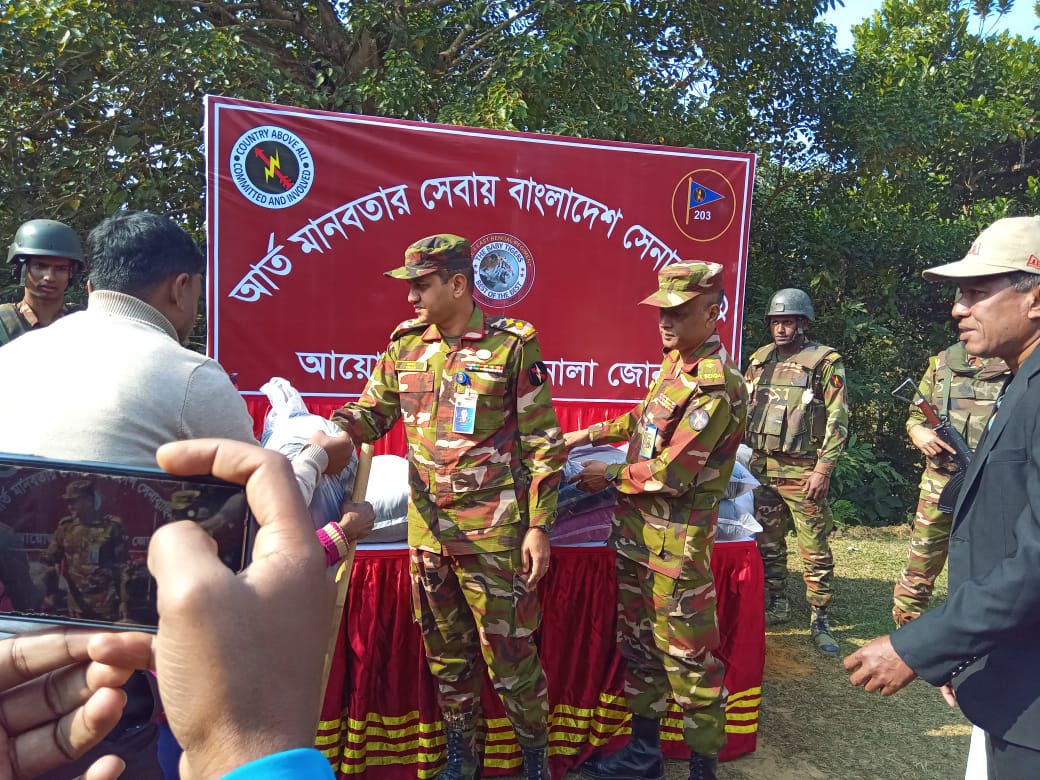 দীঘিনালায় শীতার্তদের কম্বল দিয়েছে সেনাবাহিনী