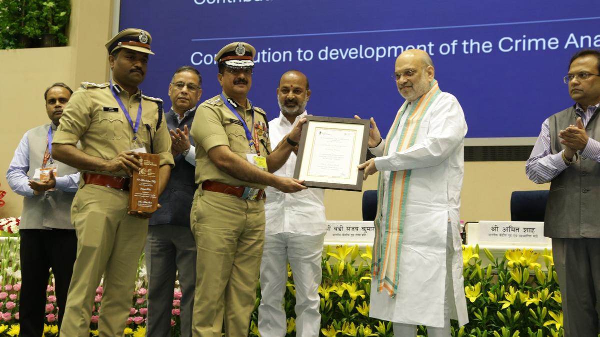 কেরালা পুলিশের অনুষ্ঠানে ভারতের গৃহমন্ত্রী অমিত শাহ