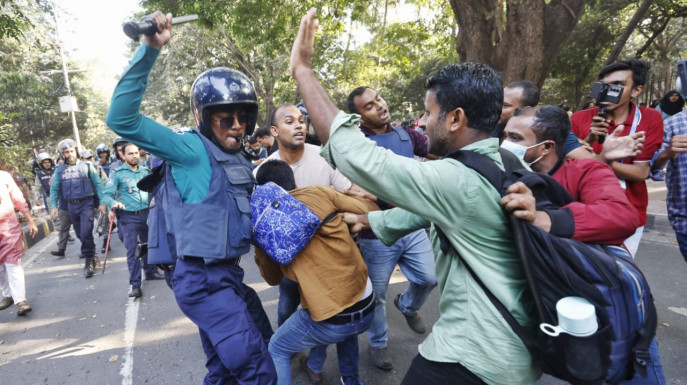 পুলিশের লাঠিচার্জ