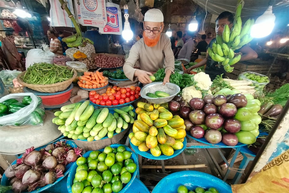 আজ শুক্রবার সকালে রাজধানীর পশ্চিম যাত্রাবাড়ী পঞ্চায়েত কমিটি বাজার 