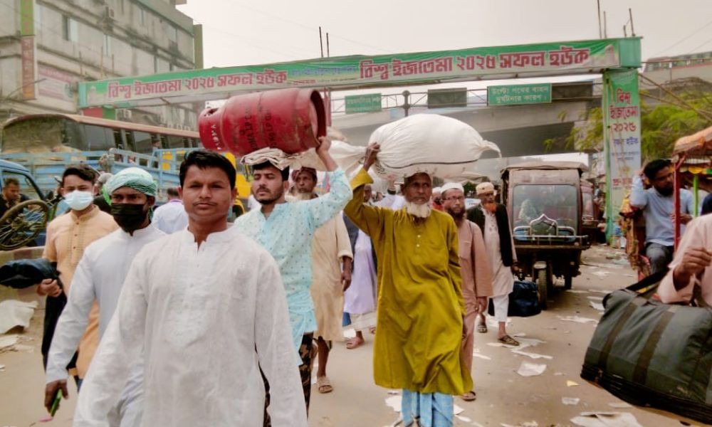 আখেরি মোনাজাত শেষে ঘরমুখী মানুষের ঢল