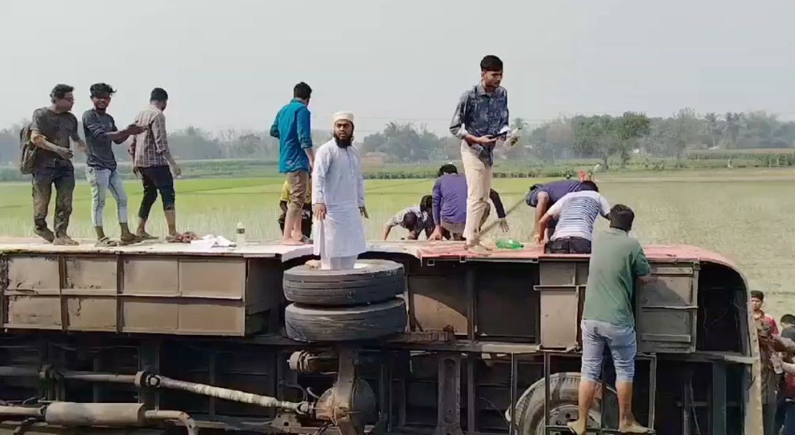 শিক্ষার্থীদের নিয়ে ইবির বাস উল্টে ধানক্ষেতে