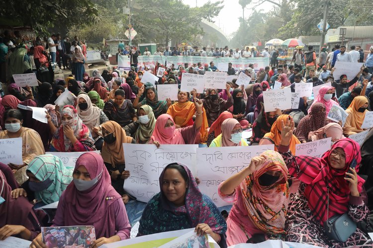 ‘জয়েন অর ডেথ’ স্লোগানে শাহবাগে অবস্থান 