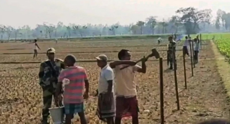 লালমনিরহাটের দহগ্রাম সীমান্তের শূন্যরেখায় কাঁটাতারের বেড়া নির্মাণ