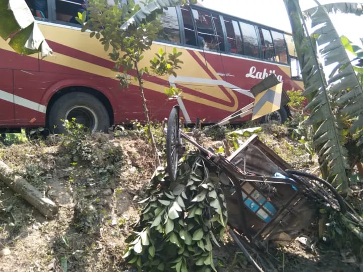 গৌরনদীতে বাসচাপায় ভ্যানযাত্রী নিহত