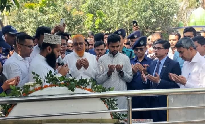 আবরার ফাহাদের কবর জিয়ারত করেন উপদেষ্টা আসিফ