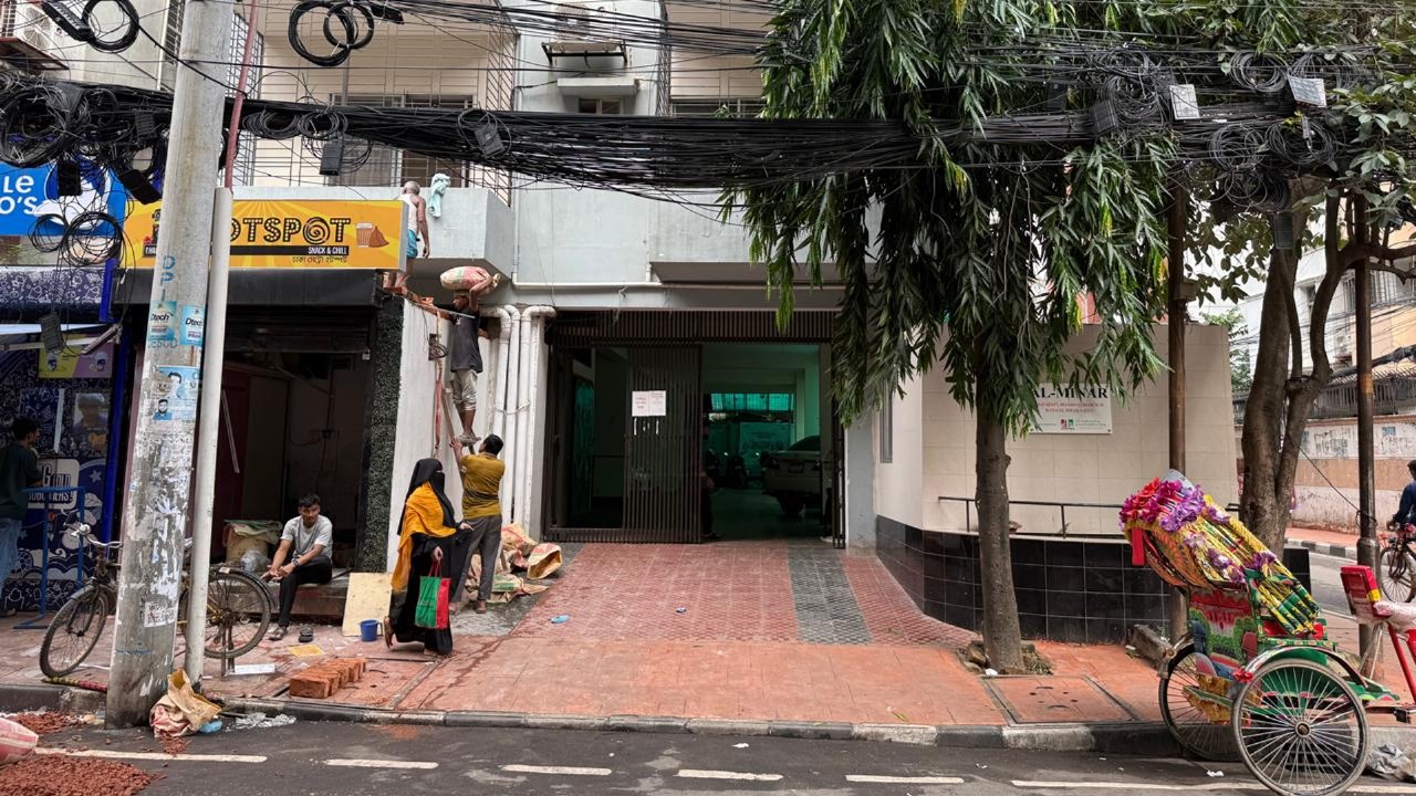 বনানীর এই ফ্ল্যাটে প্রতিষ্ঠানটির প্রধান কার্যালয়