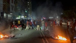 প্রতিবাদে সড়ক অবরোধ করে বিক্ষোভ