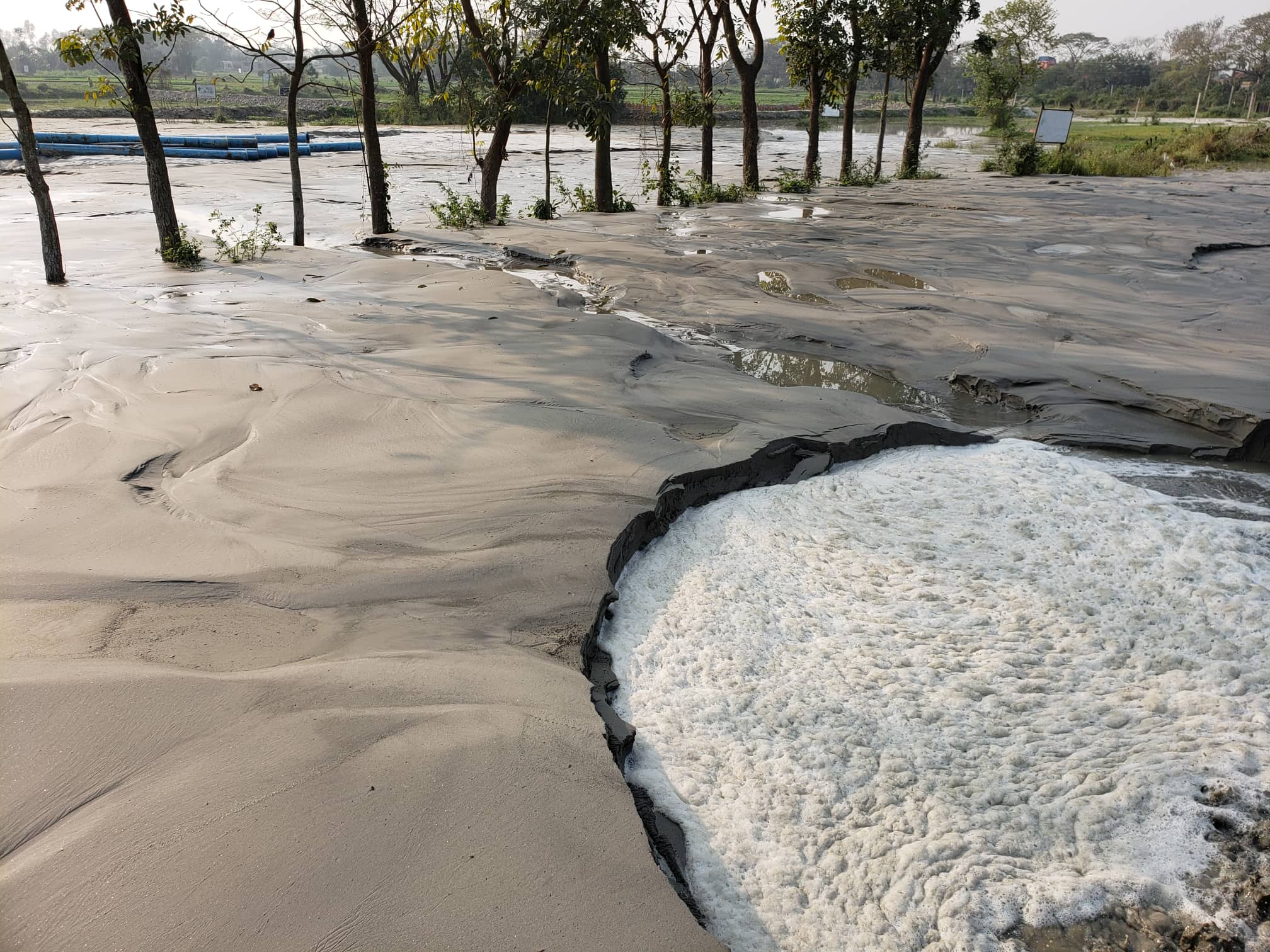 ড্রেজার বসিয়ে রাতারাতি বালু ভরাট করা হয়। ছবি: সংগৃহীত