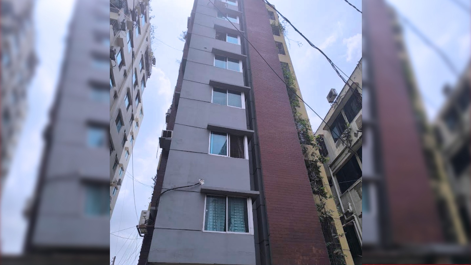 রাজধানীর মহাখালীর ‘ফ্যালকন গার্ডেন সিটি’ এই ভবনে রয়েছে মনিরুজ্জামানের একটি ফ্ল্যাট।