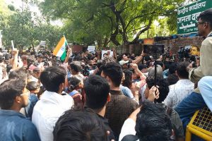 দিল্লির যন্তর মন্তরে তেলাপোকার সমাবেশ