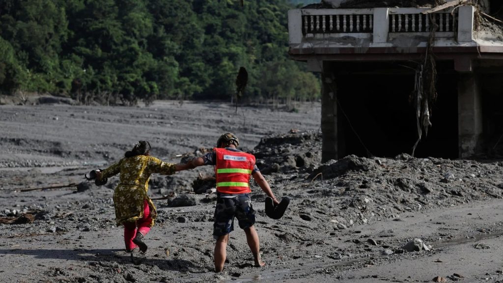 কেন বিদেশী উদ্ধার সহায়তা প্রত্যাখ্যান করল নেপাল?