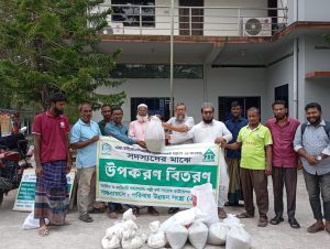 চরফ্যাশনে জি-৩ রুইয়ের পোনা বিতরণ
